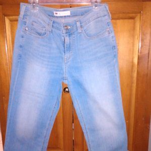 Levis capris, size 6 light blue color denim